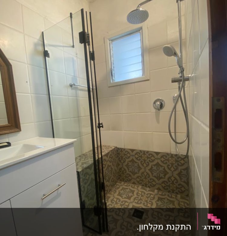 מקלחת עם ראש גשם ודלת זכוכית